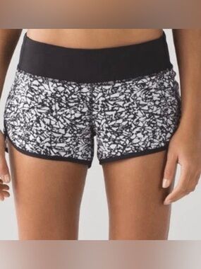 Lululemon Athletica Run Times Women’s Black/White Animal Athletic Shorts Size 6